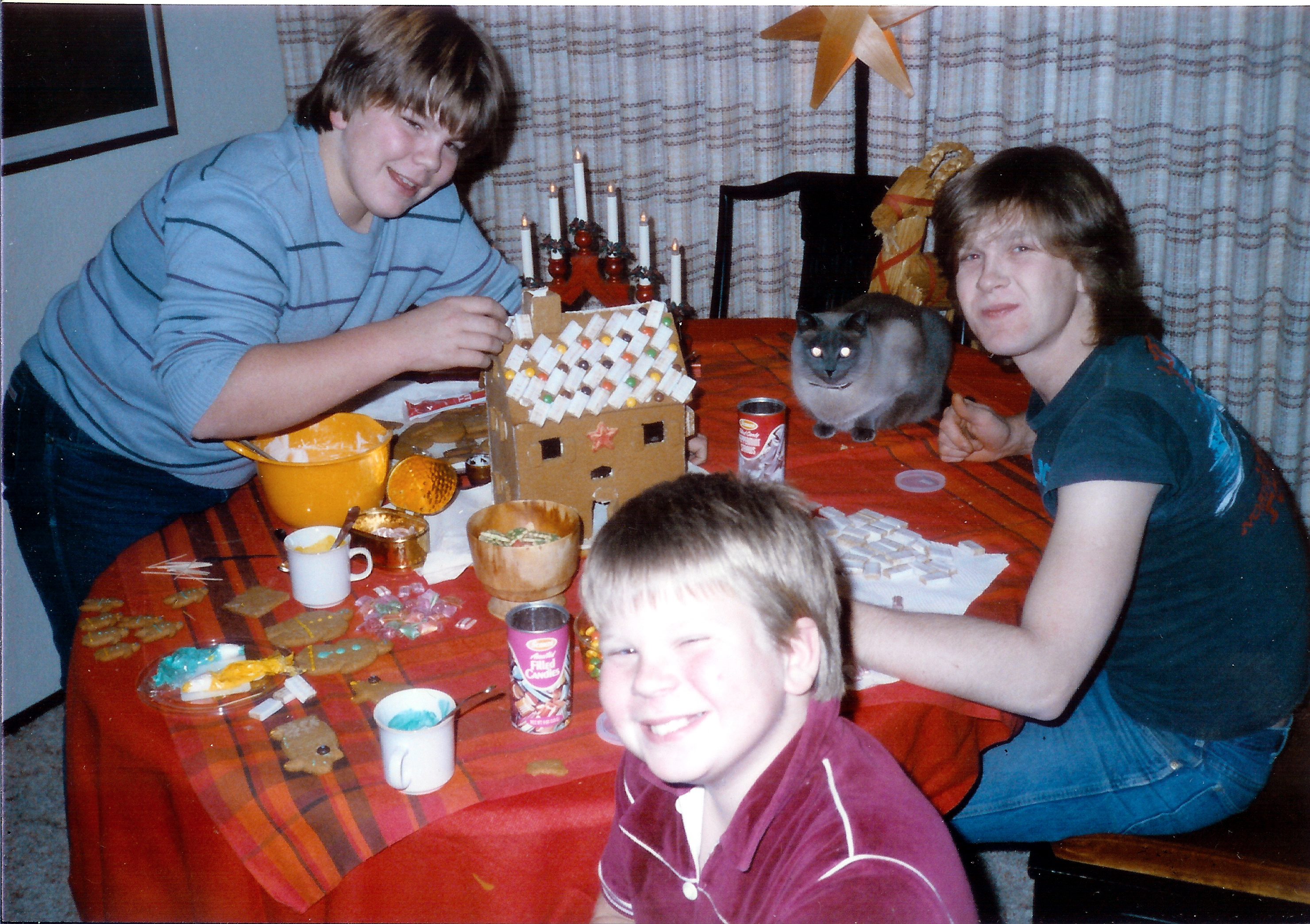 Paul_Bros_Gingerbread_House.jpg